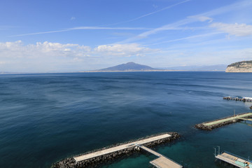 Fototapeta na wymiar Halbinsel Sorrent Italien: Blick auf den Golf von Neapel und den Vesuv 