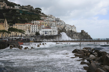Amalfi Italien: Blick auf das stürmische Meer und die an steilen Hängen gelegenen malerischen...