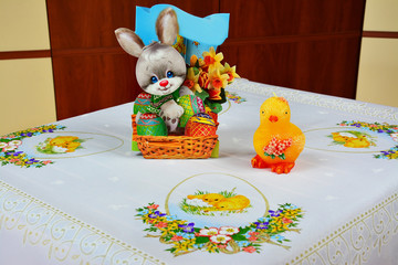 Święta wielkanocne, obrus, świeca, zając, kurczak © VinyLove Foto