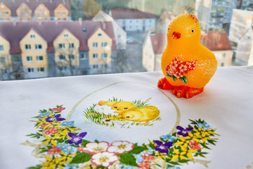 Święta wielkanocne, obrus, kurczak © VinyLove Foto