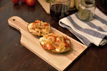 bruschetta tostata al forno con mozzarella pomodoro melenzane sotto olio origano cibo tipico italiano