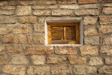 Pequeña ventana en muro de piedras