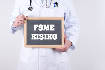 Arzt mit Tafel FSME Risiko