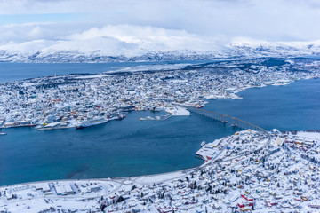 Tromsö, Norwegen / Blick über die Stadt im Winter von oben 