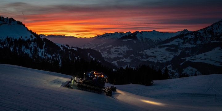 Pistenraupe im Abendlicht