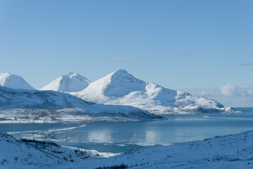 Eisschollen im arktischen Wasser am Grøtfjord in Norwegen