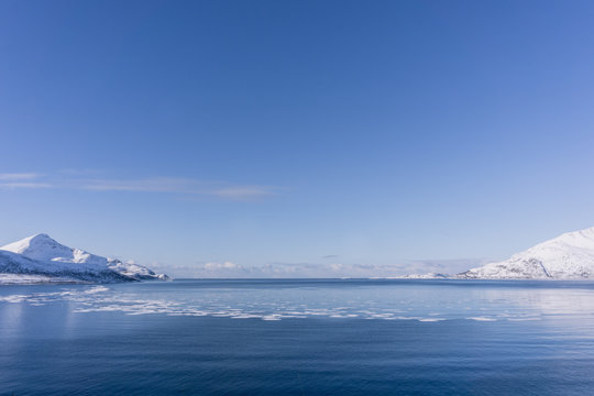 Eisschollen im arktischen Wasser am Gr&oslash;tfjord in Norwegen