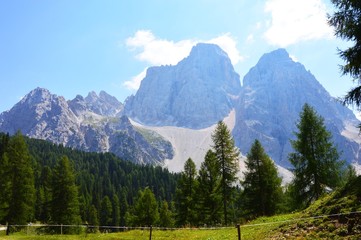 Fototapeta na wymiar Titre : Dans les Dolomites, Italie-20