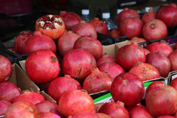 露店で売られているざくろ