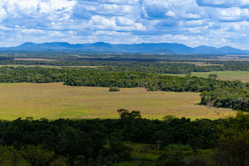 Montañas vistas desde lejos