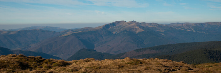 Panoramic view of idyllic mountain scenery in sunny day