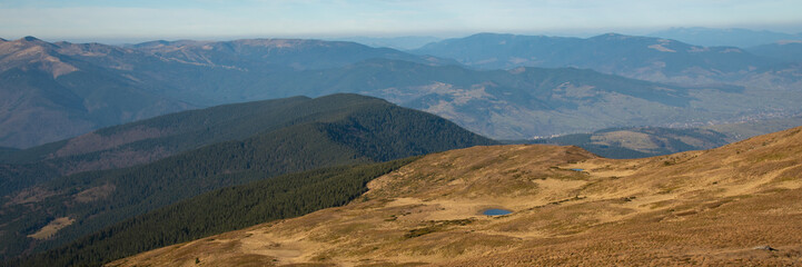 Fototapeta premium Panoramic view of idyllic mountain scenery in sunny day