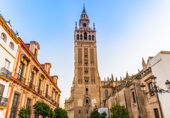 Fototapeta na wymiar La Giralda de la cathédrale de Séville en Andalousie, Espagne