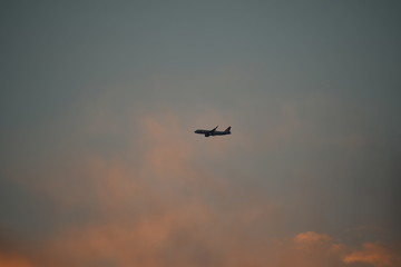 Avión al atardecer en el cielo