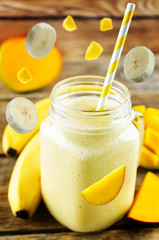 Mango banana smoothie