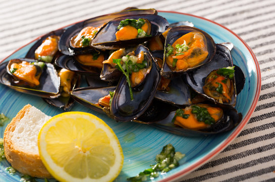 Image of mussels with sauce