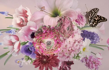 Frühlingsblumen Tulpen, Hyazinthen, Anemonen, Primeln in voller Blüte und Schmetterling. Blumenstrauß aus schönen Gartenblumen auf Rosa. Blumendekoration. Vintage-Hintergrund. Barocker Stil. © marinavorona