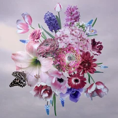 Frühlingsblumen Tulpen, Hyazinthen, Anemonen, Primeln in voller Blüte und Schmetterling. Blumenstrauß aus schönen Gartenblumen auf Rosa. Blumendekoration. Vintage-Hintergrund. Barocker Stil. © marinavorona