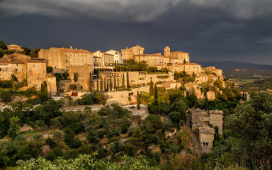 Obraz premium Amazing panoramic view of medieval hilltop village of Gordes before thunderstorm in Provence, France. Travel France.