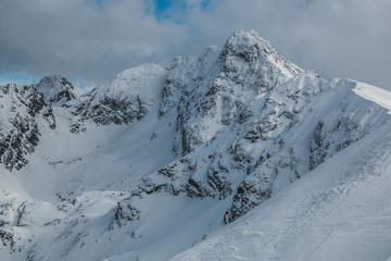 Veduta panoramica di Kasprowy Wierch nei monti Tatra occidentali, uno dei principali comprensori sciistici invernali della Polonia