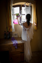 Novia de boda con ramo de flores