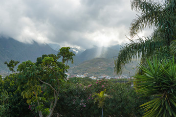 Rayos de sol entre las nubes