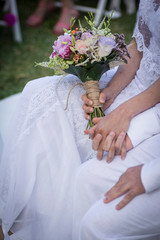 Manos de novios cogidas en boda