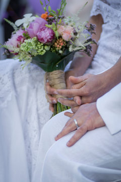 Manos cogidas de novios en boda