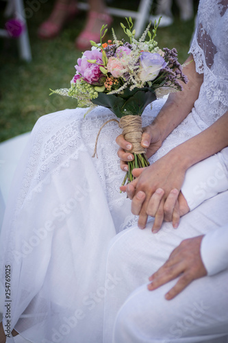 Manos de novios cogidas en boda