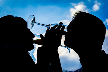 Silueta novios bebiendo 