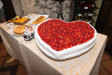 Tarta de fresa con forma de corazón