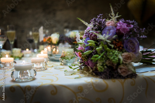 Mesa de boda con ramo de flores
