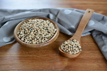 black eyed beans in a bowl