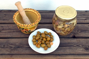 tarro de aceitunas y majador
