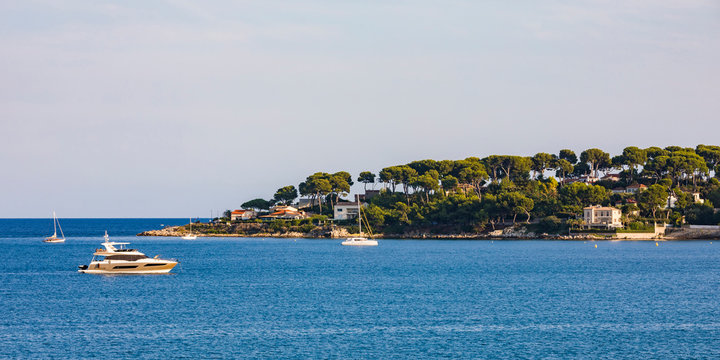 France, Provence-Alpes-Cote d'Azur, Antibes, Peninsula Cap d'Antibes, motor yachts