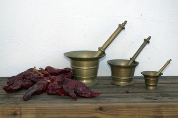 majadores antiguos de bronce con pimientos secos