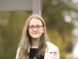 Obraz premium Young woman with glasses
