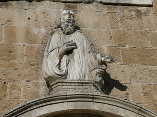 Statua antica ricoperta di filo spinato in ferro per tenere lontano gli uccelli. Chiesa Santa...