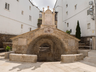 Fuente entre dos calles en Asturias, España, verano de 2018