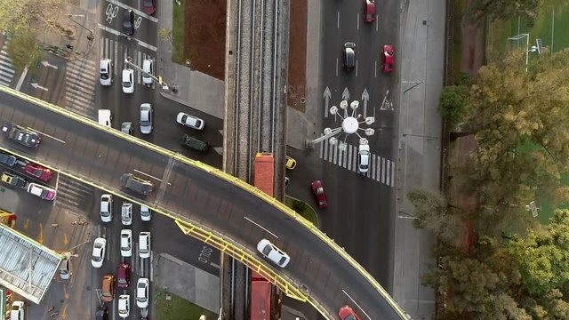Toma aerea avenidas y metro ciudad de Mexico