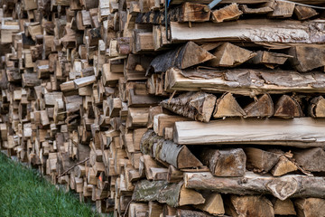 Brennholz gestapelt und mit Plane abgedeckt © focus finder