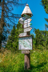 tablica informacyjna przy górskim szlaku, Bieszczady, Polska - obrazy, fototapety, plakaty