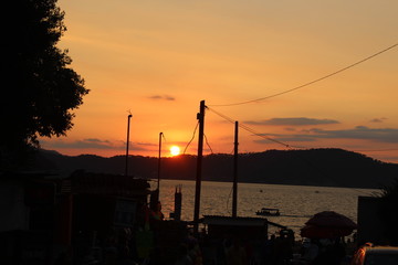 siluetas en el atardecer