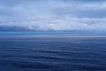 Fototapeta premium Blick hinaus aufs Meer, Valahnúkamöl, Island