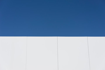青空と白いフェンス　背景素材