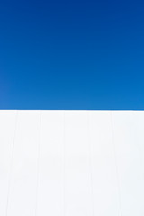 青空と白いフェンス　背景素材