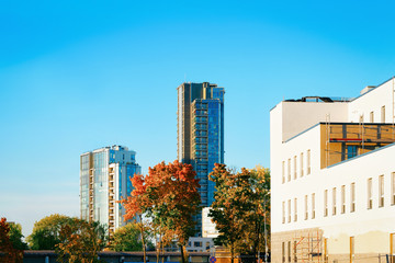 Fototapeta premium Corporate business office skyscraper in street