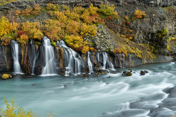 Herbst am Wasserfall Hraunafoss, Island