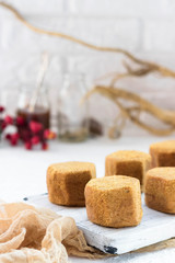 Honey cakes with ginseng and cardamom
