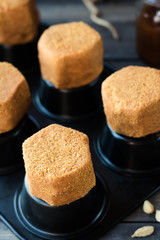 Honey cakes with ginseng and cardamom